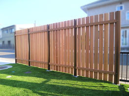 フェンス内側:柱をアルミ製、フェンスを木製にすることで、耐久性を高くしながらコストを抑えています。