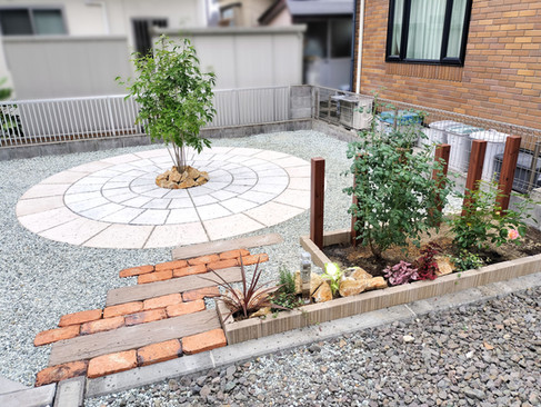 仙台市リフォーム外構工事／花壇とサークル平板、レンガと古木調敷材の通路