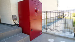 宅配ポスト:おしゃれな赤い宅配ポストは、御施主様支給品になります。