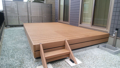 外構工事後(お庭):ステップ付きの大きな樹脂製ウッドデッキでお庭の用途も広がり快適です。土だったところも砂利で雑草&防犯対策。