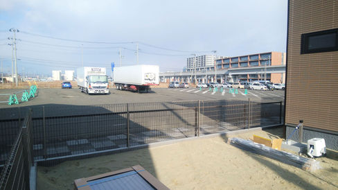 外構工事前(隣地境界):隣の駐車場からお庭が丸見えでした。