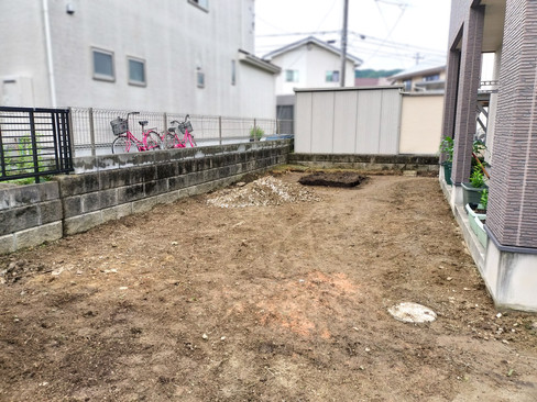 外構工事の中庭の雑草抜き取り後