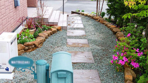 外構工事後(仕切り):耐久性・耐腐朽性・耐水性が高いウリン材の枕木に交換。濡れた時の発色も綺麗です。