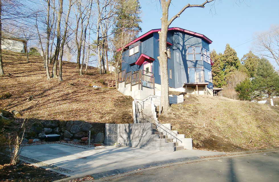 Case34:蔵王町 外構工事|傾斜地に設置した安全・安心の階段アプローチと駐車スペース