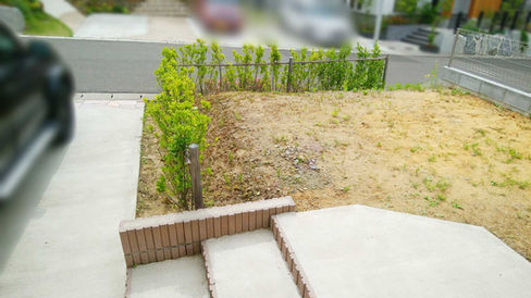 外構工事前(駐車場脇):雑草が茂り、手付かずの状態でした。