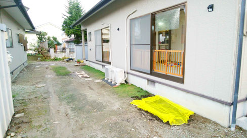 外構工事前(駐車場):施工前は雨が降るとぬかるむ状態。