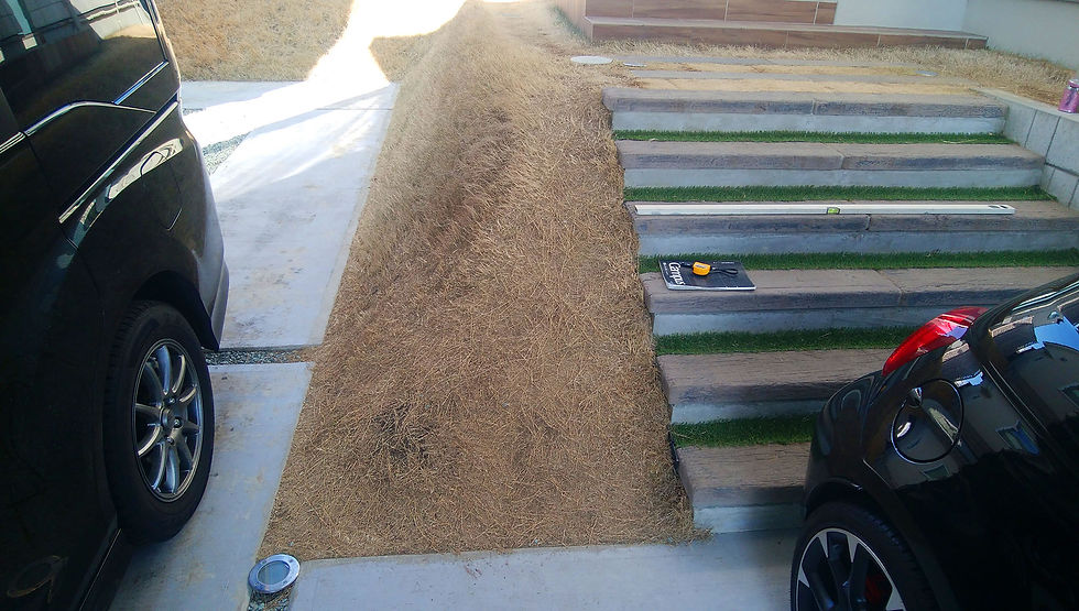 外構工事前（階段）：階段脇の芝生が歩きづらい状態でした。