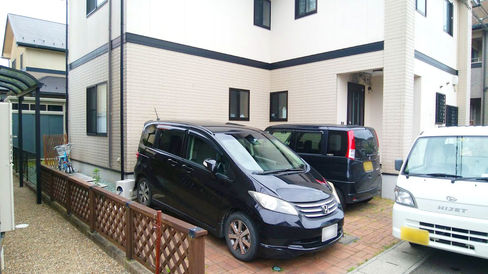 外構工事前(駐車場):駐車場に野ざらしだった車も、雨や雪の日にカーポートがあれば便利です。