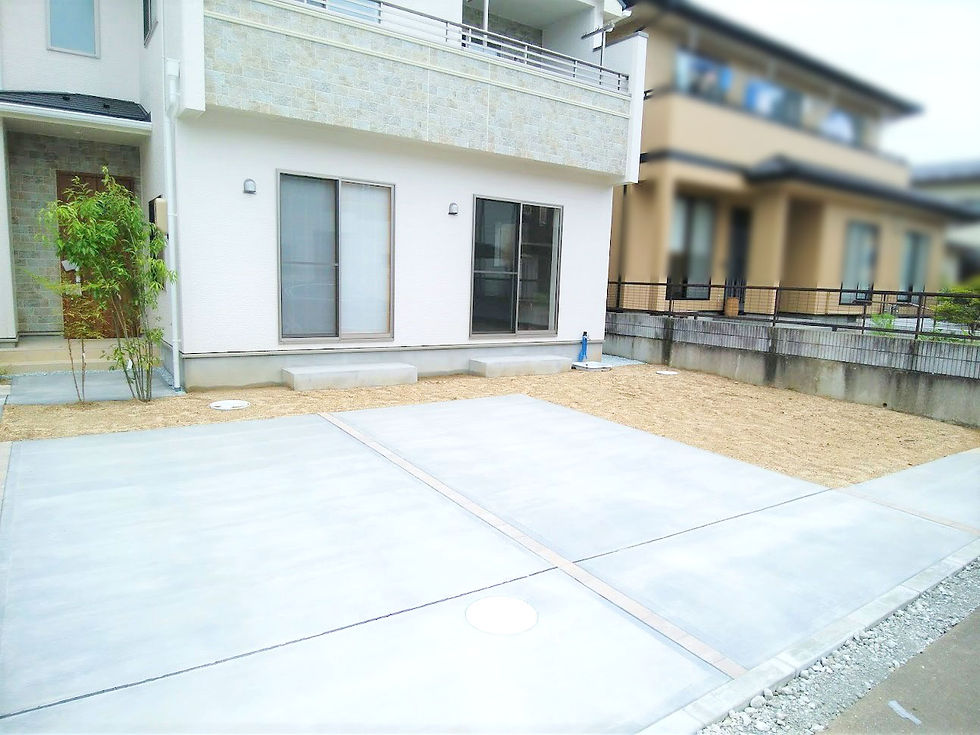 外構工事前  （エントランスとお庭）：お庭と玄関周りの一部が土のままでした。雨で流れたり、雑草が生えたりと管理が大変です。