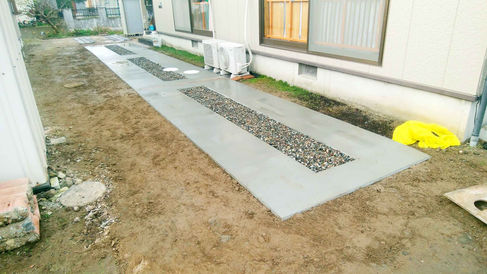 外構工事後(駐車場):施工後はタイヤの駐車部分をコンクリートに。砂利でコストも削減。