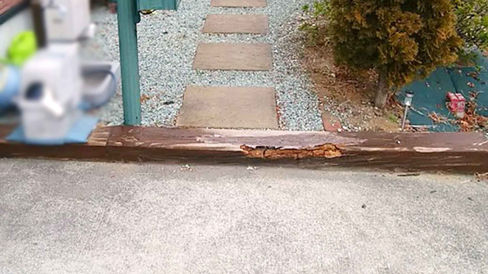 外構工事前(仕切り):枕木が朽ちてボロボロの状態。