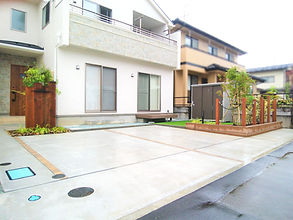 Case39：岩沼市 外構工事｜枕木門柱・ハードウッドの支柱等、自然素材を多用した人工芝のあるおしゃれなお庭