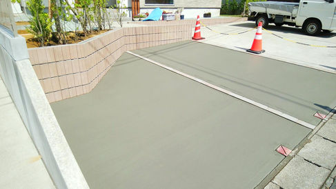 外構工事後(駐車場):駐車場を拡張して、化粧ブロックで土留めしました。