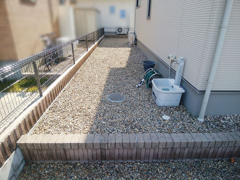 外構工事前（通路）：砂利の状態でした。