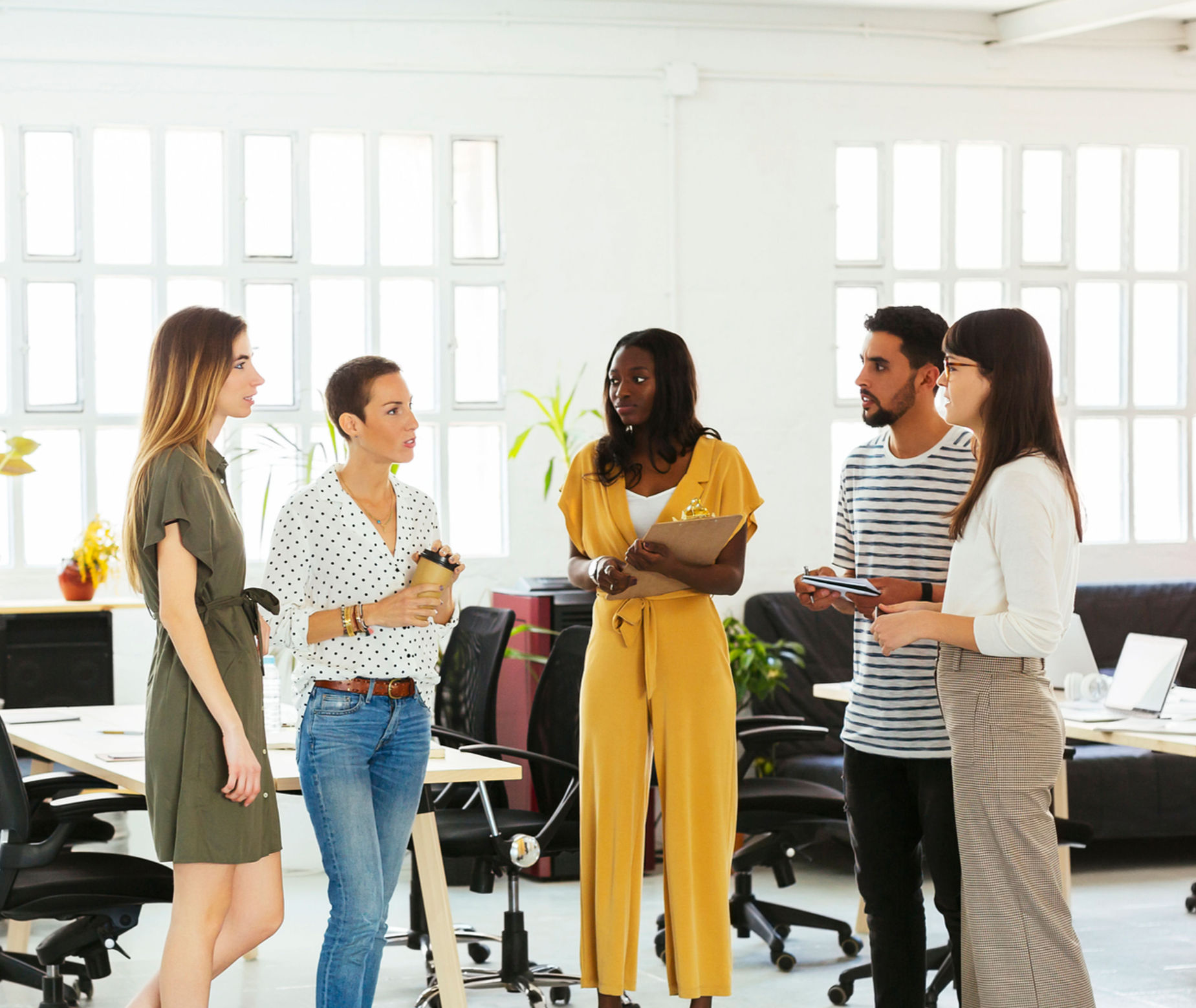 2quipe en discussion pour trouver une solution à un conflit