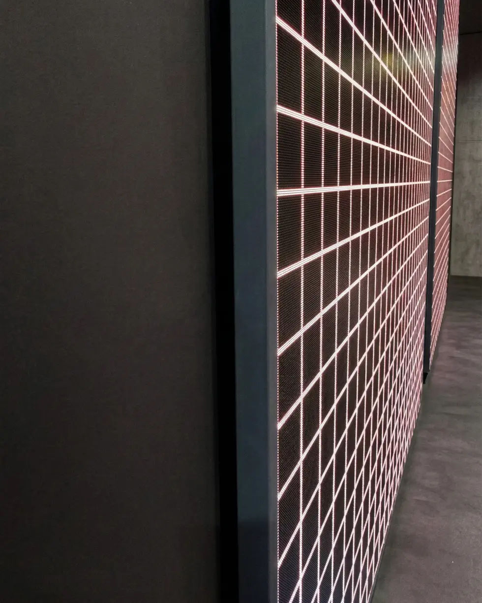 Primo piano della matrice LED di un display professionale che mostra la griglia dei pixel per alta risoluzione.