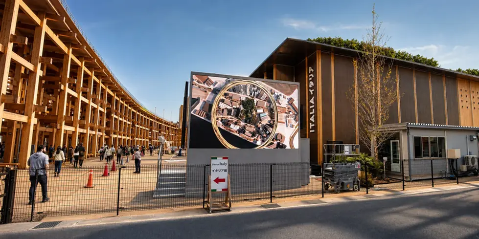 Led Display Unitech AO PRO Series Outdoor di grande formato su palco autoportante presso il cantiere del Padiglione Italia a Expo Osaka.