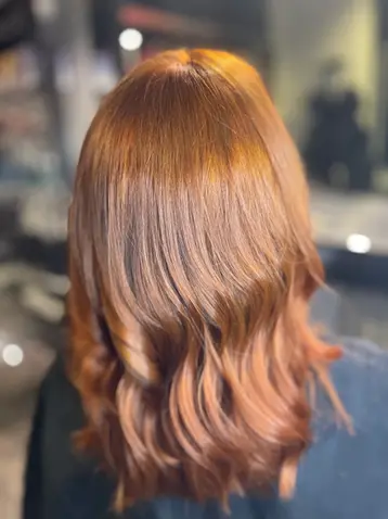 Glansfull kobberrød hårfarge med dype toner – profesjonell hårfarging hos frisør i Oslo