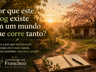 **Alt text:** Blog Caminhando com Francisco apresenta uma trilha em meio à natureza ao amanhecer, conduzindo a uma casa simples sob uma cerejeira em flor, com mesa rústica, caderno e café, simbolizando a busca por sentido, simplicidade, contemplação e espiritualidade franciscana no cotidiano.