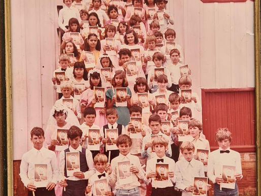 Registro dos alunos crismandos no início da década de 1980, na antiga escadaria da Capela Nossa Senhora de Fátima, no então Distrito de Flor da Serra, hoje município de Flor da Serra do Sul (PR). Uma lembrança que preserva a fé, a união da comunidade e a memória de uma geração.