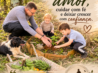 Paulo Roberto Savaris plantando com seus netos Thomas e Noah no Sítio Savaris em meio à natureza, acompanhado por um cachorro, em um momento de convivência, cuidado e partilha que simboliza a beleza da paternidade, da família e dos ensinamentos transmitidos entre gerações.