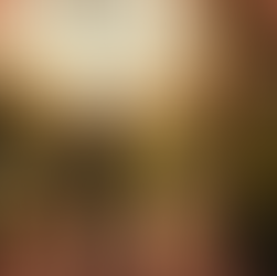 Avô e criança caminhando de mãos dadas sob árvore florida em um sítio ao entardecer, com pétalas no chão, simbolizando fé, simplicidade e vida no campo.