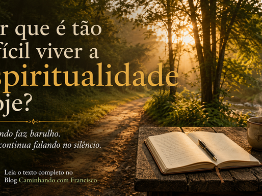 Pessoa contemplando uma trilha iluminada pela luz do amanhecer em meio à natureza, com um caderno aberto e uma caneca sobre uma mesa de madeira rústica, simbolizando o silêncio, a contemplação e a espiritualidade franciscana. A imagem destaca o título "Vivemos cercados por distrações: por que a espiritualidade parece cada vez mais difícil?", a frase "O mundo faz barulho. Deus continua falando no silêncio." e o convite para ler o artigo completo no Blog Caminhando com Francisco.