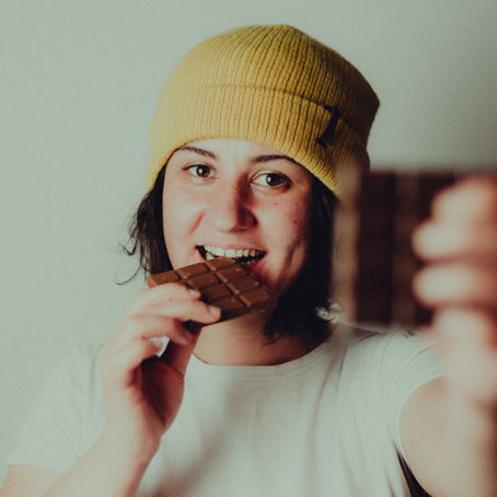 MAKAN COKELAT BISA MENAIKAN MOOD DAN MENGURANGI PIKIRAN WANITA