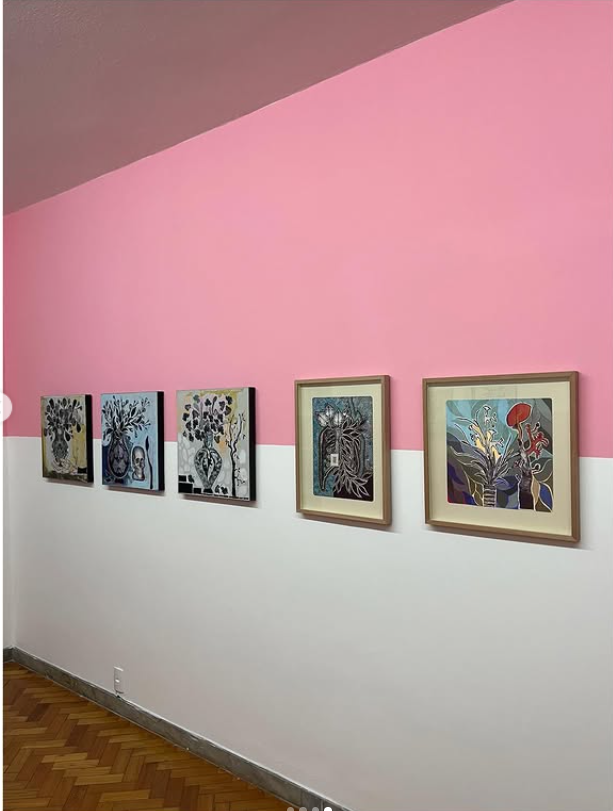 Vista da exposição de Silene Fiuza, com obras emolduradas sobre uma parede rosa e branca