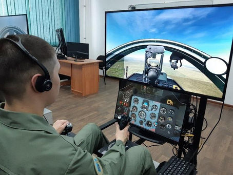 На уникальных тренажерах стали обучать будущих военных летчиков