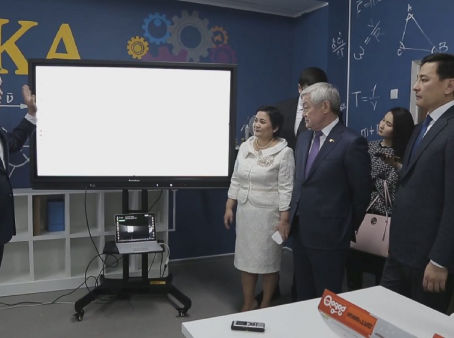 Бердібек Сапарбаев пен Алтай Көлгінов елордадағы №88 мектепке барды