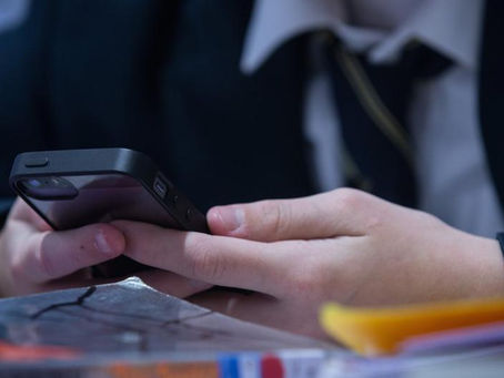 Использование смартфонов могут законодательно запретить в школах