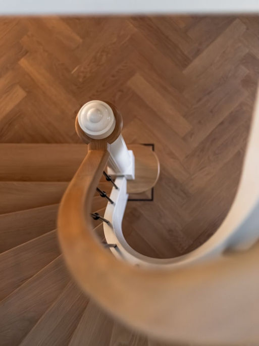 Houten trap met visgraatvloer in gerenoveerd jaren 50 herenhuis.