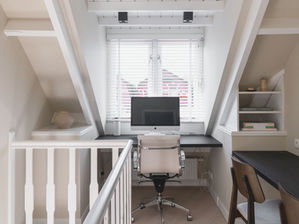 Maatwerk zorgt ervoor dat deze dakruimte optimaal wordt benut en verandert in een rustige, functionele werkplek.