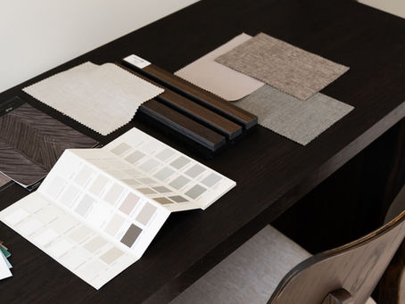 Materiaal- en kleurstalen tijdens de voorbereiding van een interieurontwerp voor een klassieke woning.