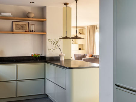 De jaren 70 keuken maakte plaats voor een moderne keuken, waarin licht en comfort weer de hoofdrol spelen.