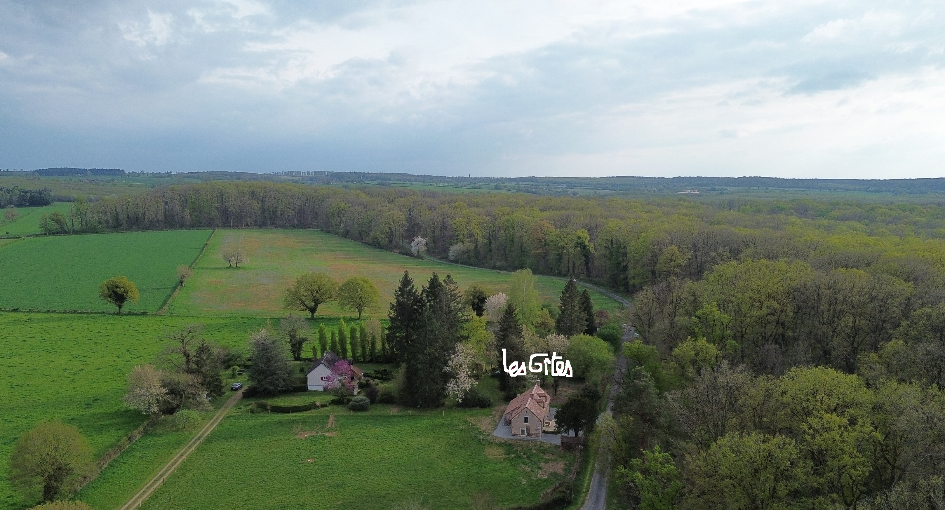 Vue aérienne de la maison et de son environnement naturel