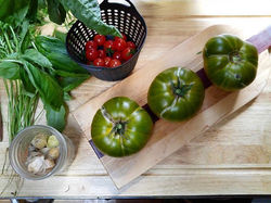 #littlepinkhousegarden #nofilter #heirloomgreentomato #tomato #mexicanmidgettomatoes #groundcherries