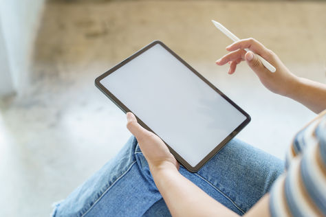 Journaling: Is it Better to Write by Hand or Type?
