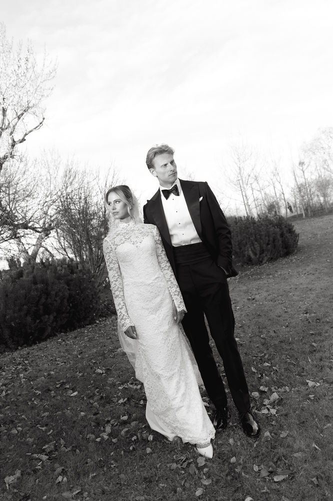 Bride and Groom on their wedding day in black and white
