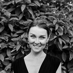 Liz Lark-Riley headshot_edited_edited.jpg