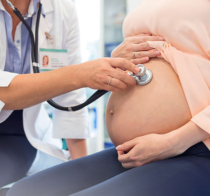 Doutor que examina a mulher grávida