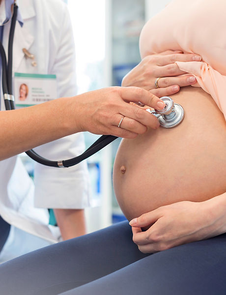 Docteur examen femme enceinte