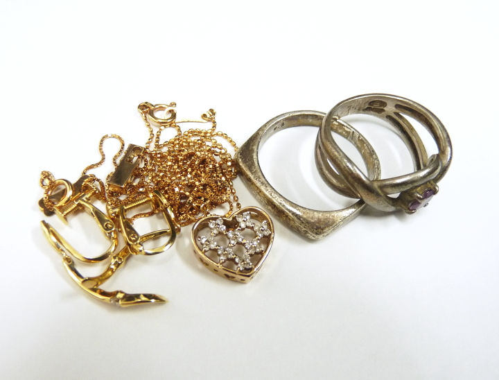 須磨のT様から金のアクセサリーとシルバーリングを買取
