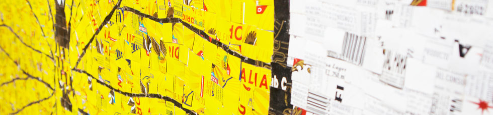 Ala de mariposa amarilla en collage de papel.