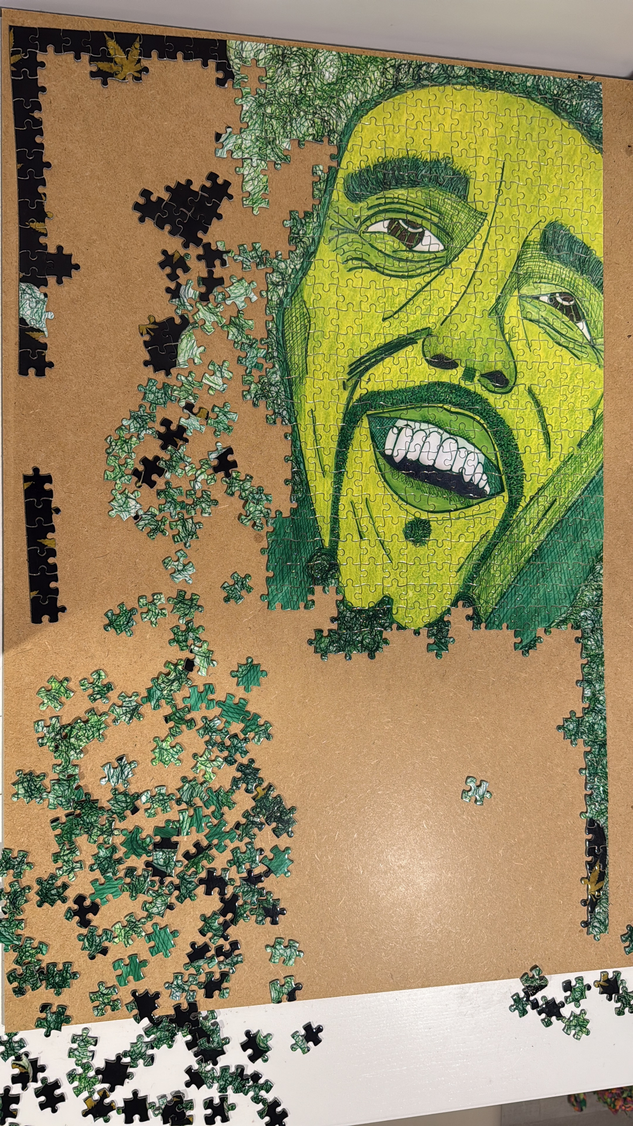 Rompecabezas de cara verde sonriente y piezas de hoja de cannabis.