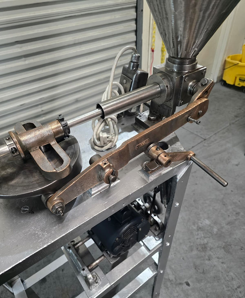 Miniatura: Vintage Semi automatic Piston Filler Machine