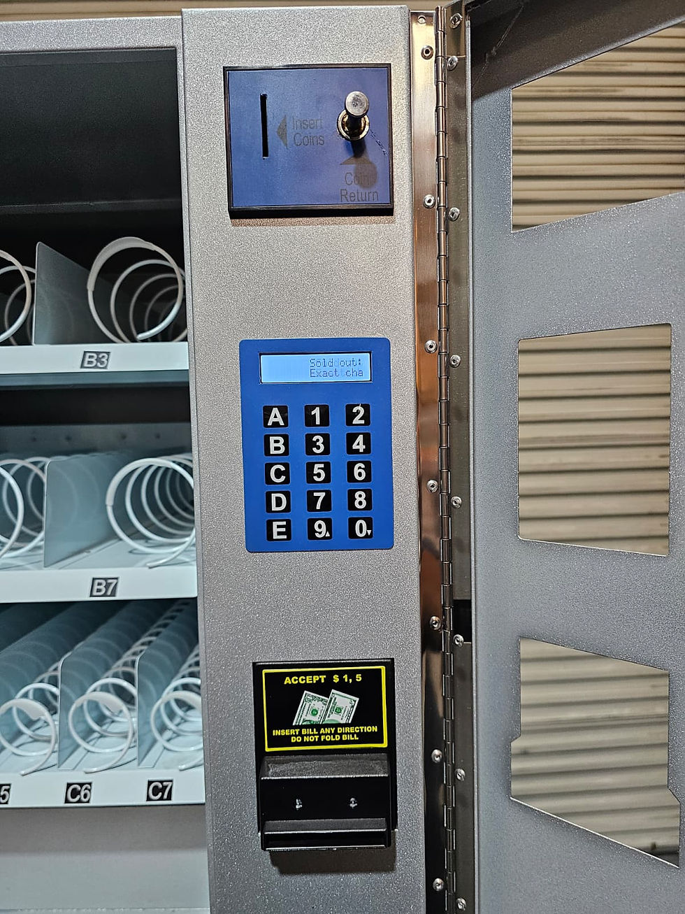 Miniatura: Commercial Refrigerated Vending Machine Model 17367 for Snacks, Soda & Food