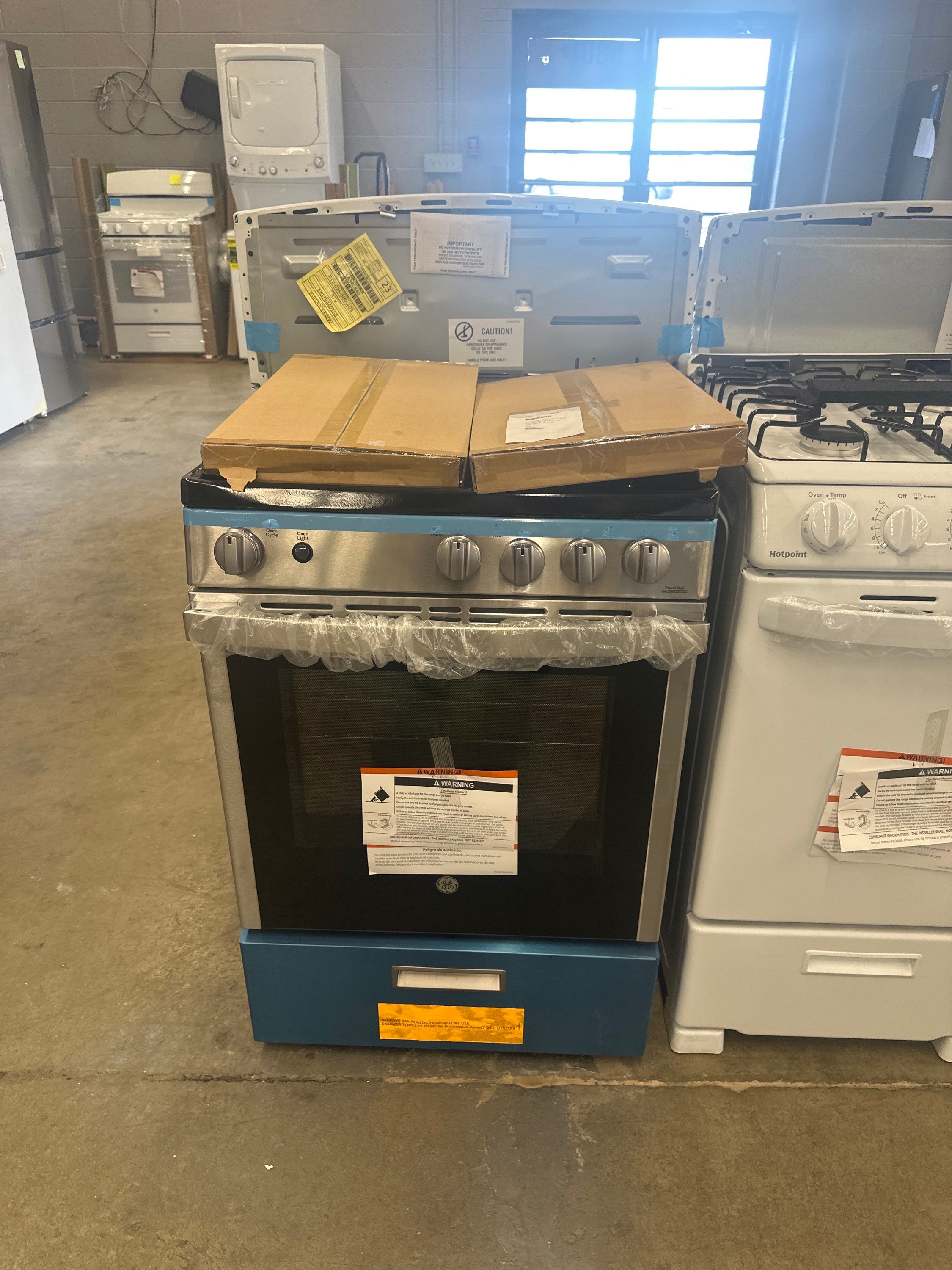 GE JGAS640RMSS 24″ Gas Range – 2.9 Cu. Ft. Freestanding/Slide‑In Gas Range