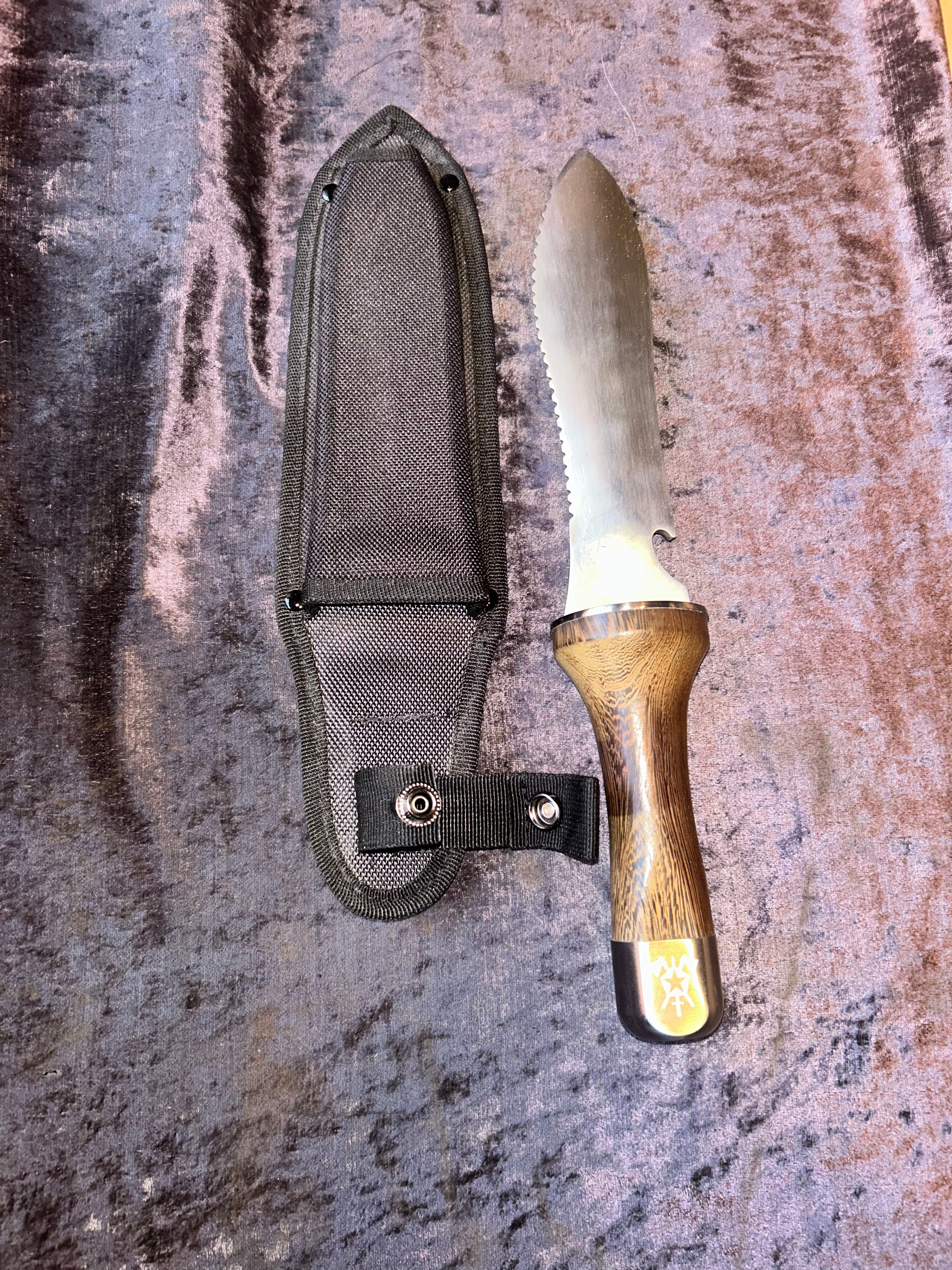 Annorlunda stor kniv med emblem för ingenjörskåren